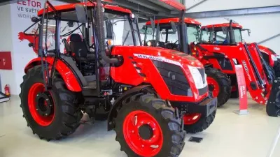 Červené traktory Zetor vystavené v hale