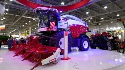 Sklízecí řezačka Rostselmash RSM F2650 vystavená na veletrhu
