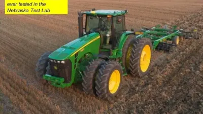 John Deere 8430 s dvojmontáží při práci na poli