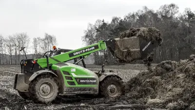 Zelený teleskopický nakladač Deutz-Fahr nabírá siláž