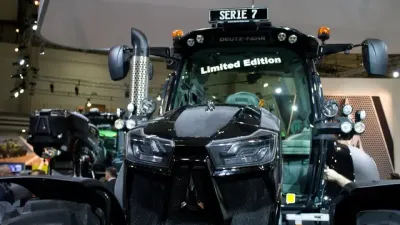 Černý traktor Deutz-Fahr Warrior vystavený na veletrhu