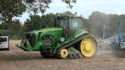 Pásový traktor John Deere 8430T při práci na poli
