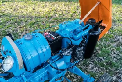 Motor je v dobrém stavu a traktor je celkem živý.