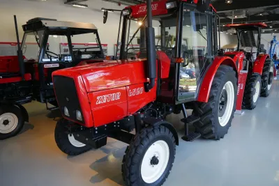 Červený traktor Zetor 6520 ve výstavní hale