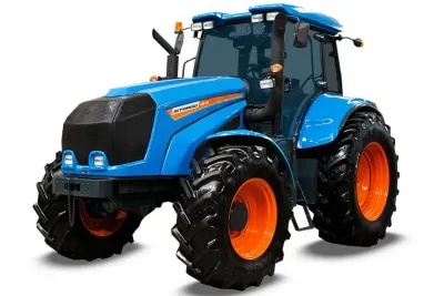 Traktor Agromash na bílém pozadí