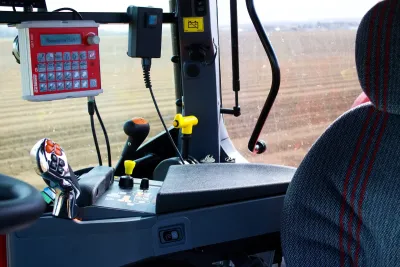 Ovládání traktoru může být různé. Vždy záleží na tom, jakou má traktor výbavu a převodovku. Pojezd se v tomto traktoru ovládá pohodlně joystickem.