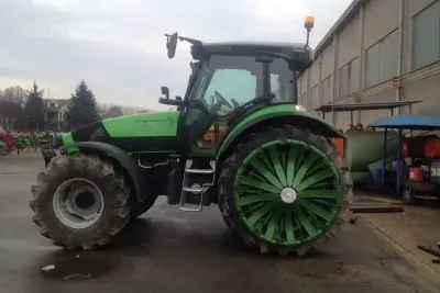 Mačky na traktor.