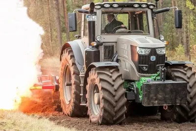 Obrněný traktor Rebo Rack při práci v lese