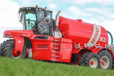 Červený samojízdný aplikátor Vervaet Hydro Trike na poli