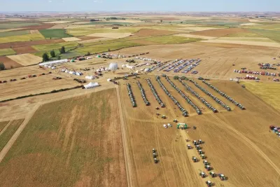 Na španělský polní den Fendtgüinos se sjelo přes 500 traktorů Fendt