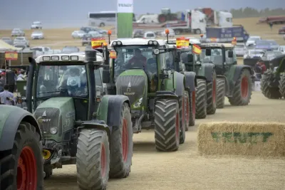 Na španělský polní den Fendtgüinos se sjelo přes 500 traktorů Fendt