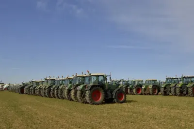 Na španělský polní den Fendtgüinos se sjelo přes 500 traktorů Fendt