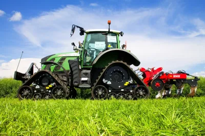 Traktor Fendt s pásovými jednotkami Zuidberg a zadním nářadím