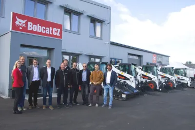 Zástupci společnosti Bobcat CZ, a.s. a Doosan Bobcat EMEA.