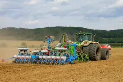 Traktor s poloneseným kypřičem Duro strip-till 2x45, na který je zavěšen secí stroj Monosem NG NG plus M 12x45. V předním závěsu traktoru je zavěšen zásobník Monosem na hnojivo.