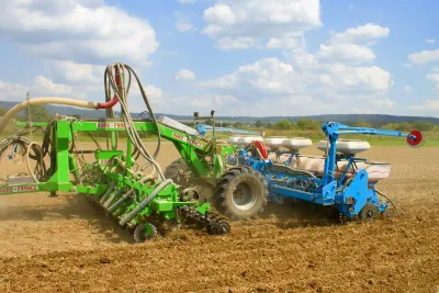Duro strip-till 2x45, na který je zavěšen secí stroj Monosem NG NG plus M 12x45.