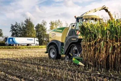 Sklízecí řezačka Krone při sklizni kukuřice