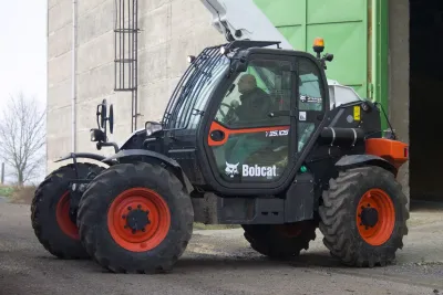 Teleskopický manipulátor T35.105 při manipulaci se zrnem