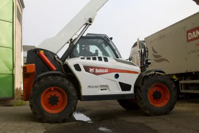 Teleskopický manipulátor T35.105 při manipulaci se zrnem