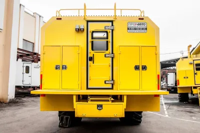 Nevšední pohled na traktor Kirovec K-701 se servisní nástavbou
