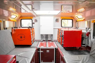 Nevšední pohled na traktor Kirovec K-701 se servisní nástavbou