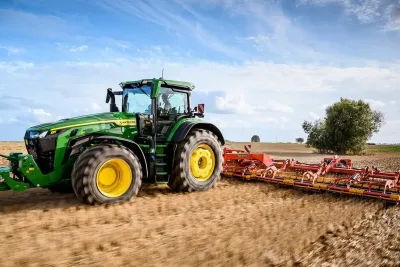 Zelený traktor John Deere na poli