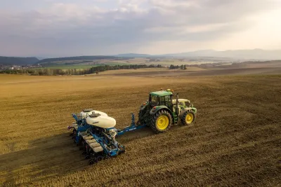 Secí stroj Kinze 3500 8R je kompaktní a umí set jak na 75 tak i 37,5cm řádkovou rozteč