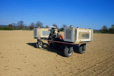 Inovovaný autonomní robot Robotti zasel v Česku desítky hektarů a další budou přibývat