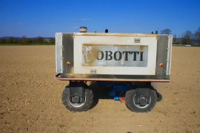 Inovovaný autonomní robot Robotti zasel v Česku desítky hektarů a další budou přibývat