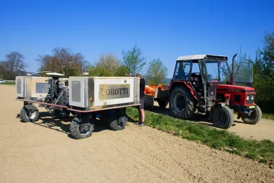 Inovovaný autonomní robot Robotti zasel v Česku desítky hektarů a další budou přibývat