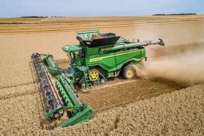 Sklízecí mlátička John Deere X9 na poli