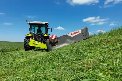 Claas přichází s novými žacím stroji s vylepšeným bočním zavěšením a řadou užitečných funkcí