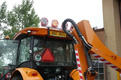 Na střechu byla namontovaná světelná LED rampa s ovládáním z místa řidiče a dva majáky