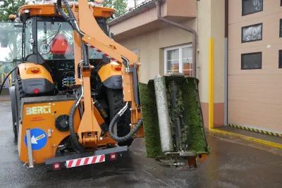 Jelikož je zrovna období sečení trav, Proxima má na zadním tříbodovém závěsu namontované příkopové rameno Berti FB/P 500, se kterým řidič Proximy pan Vladimír Štěpánek udržuje krajnice a příkopy v širokém okolí