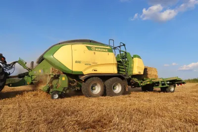 Krone Big Pack 1290 HDP VC s akumulačním vozíkem BaleCollect