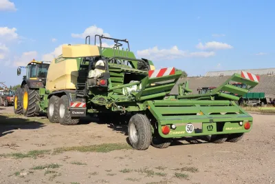 Krone Big Pack 1290 HDP VC s akumulačním vozíkem BaleCollect