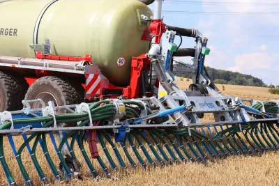 V zadním tříbodovém závěsu byl uchycen botkový aplikátor Bomech Farmer s pracovním záběrem 12 metrů