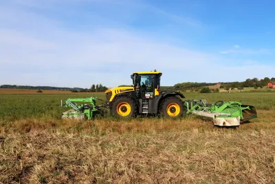 JCB Fastrac s žací trojkombinací SaMASZ