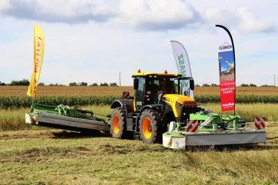 JCB Fastrac 4220 a žací trojkombinace SaMASZ s předním žacím strojem KDF 341 S a zadními žacími stroji KDD 941 STH - šlo o společný projekt společností PEKASS s.r.o. a N&amp;N Košátky s.r.o.