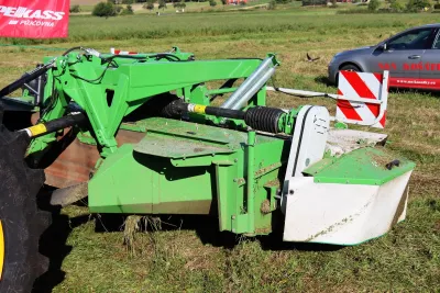 JCB Fastrac s žací trojkombinací SaMASZ