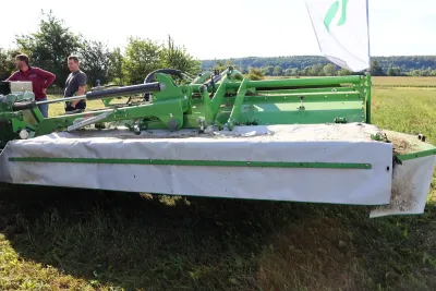 JCB Fastrac s žací trojkombinací SaMASZ