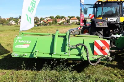 JCB Fastrac s žací trojkombinací SaMASZ
