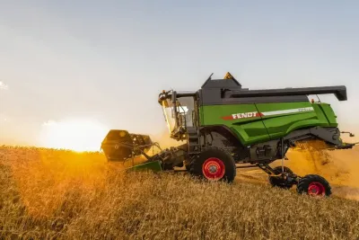 Sklízecí mlátička Fendt na poli za soumraku