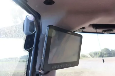 Na levém sloupku kabiny je další monitor sloužící jako výstup kamery.