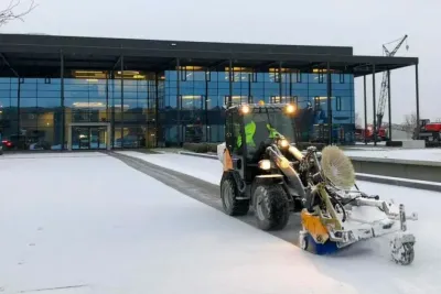 Za účelem bezpečné manévrovatelnosti i na kluzkých komunikacích zajišťuje provoz všech kol strojů GIANT hydrostatický pohon