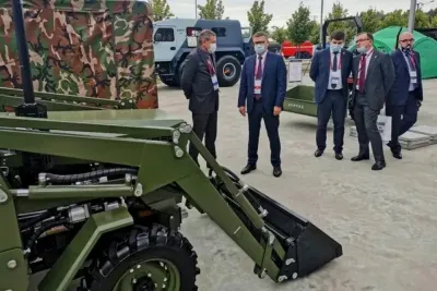 Malotraktor Uralets vystavený na vojenské výstavě Armija-2020