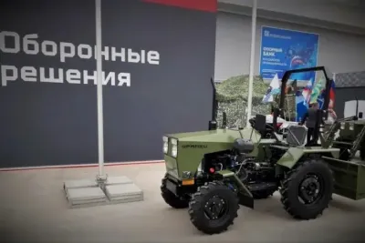 Malotraktor Uralets vystavený na vojenské výstavě Armija-2020