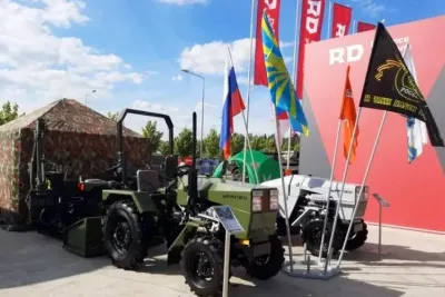 Malotraktor Uralets vystavený na vojenské výstavě Armija-2020