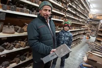 Miloš Kolouch (Tesařství Kolouch) vlastní sbírku 1695 seker určených k opracování dřeva