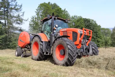 Traktor Kubota M7 u sadu